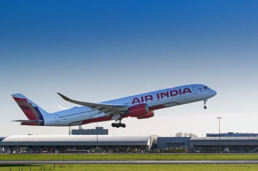 Um Airbus A350 operado pela Air India decolando do Aeroporto de Heathrow em Londres.