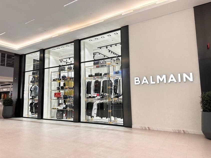A coleção de roupas de luxo da marca Balmain no shopping center Dubai Mall.