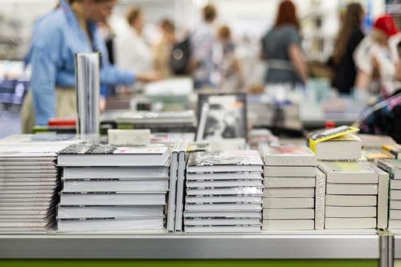 Visitante interessado em livros, XIX Salão Internacional do Livro.