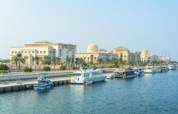 Vista do distrito administrativo no emirado de Sharjah, EAU.