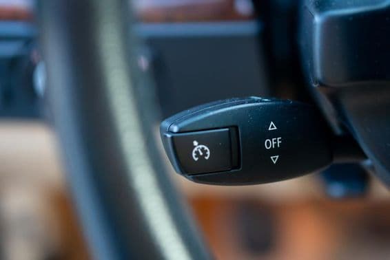 Alavanca de controle de cruzeiro, ligada ou desligada.