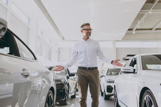 Homem adulto rico e confiante fazendo compras com uma camisa clássica.