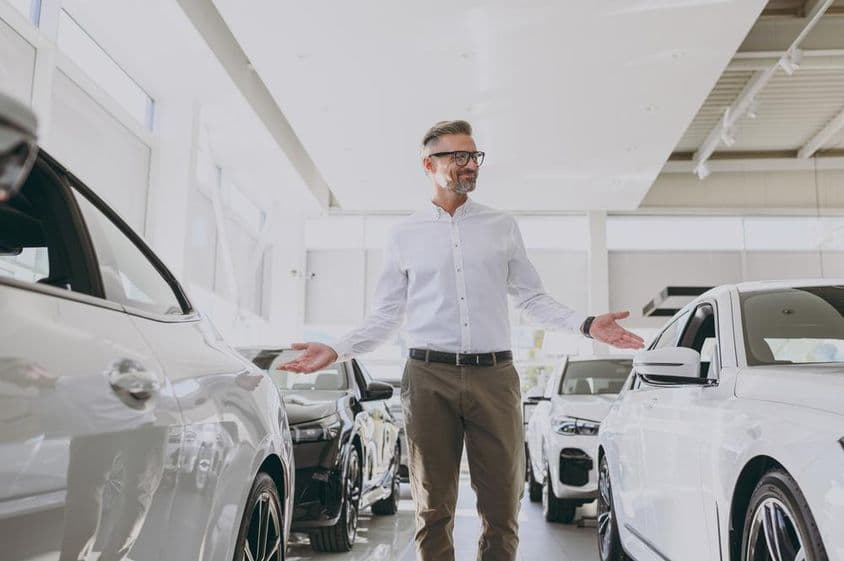 Homem adulto rico e confiante fazendo compras com uma camisa clássica.