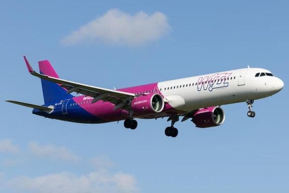 Wizz Air no aeroporto de Hamburgo com uma aeronave Airbus A321-271NX A21N.