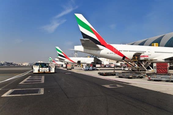 Aviões da Emirates no aeroporto de Dubai.