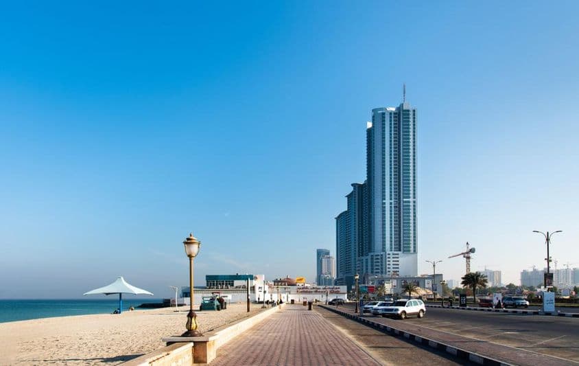 A bela costa da Praia Corniche de Ajman.