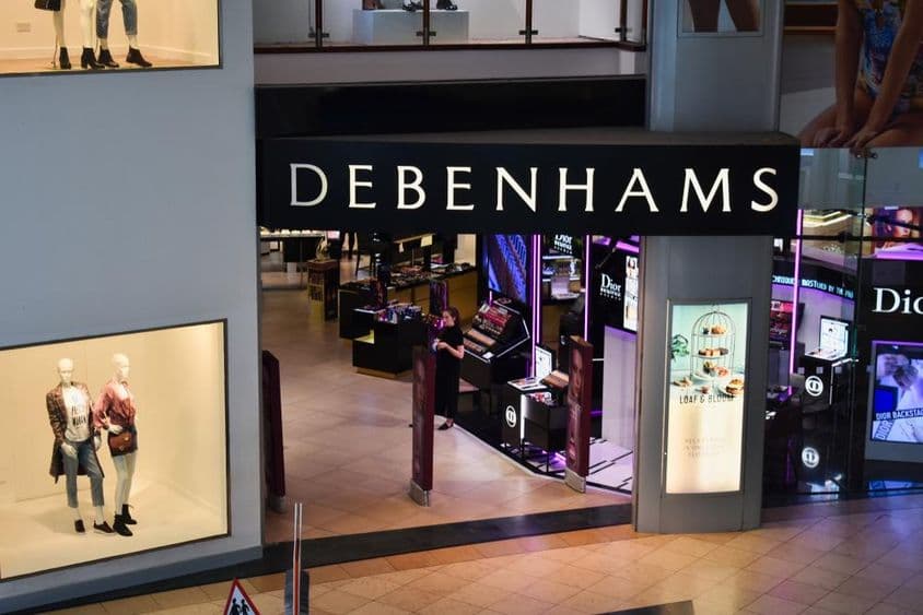 O exterior de uma loja Debenhams em um shopping.