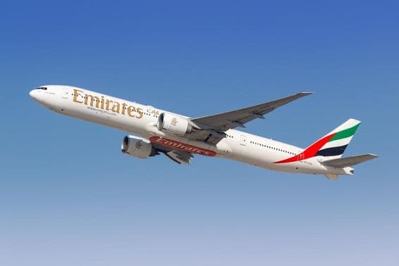 Aeronave Emirates Boeing 777-300ER no Aeroporto de Dubai (DXB) nos Emirados Árabes Unidos.