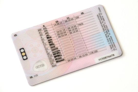 Parte de trás de uma carteira de motorista de plástico.