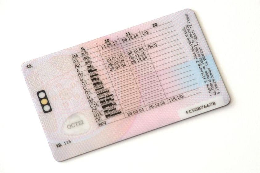 Parte de trás de uma carteira de motorista de plástico.