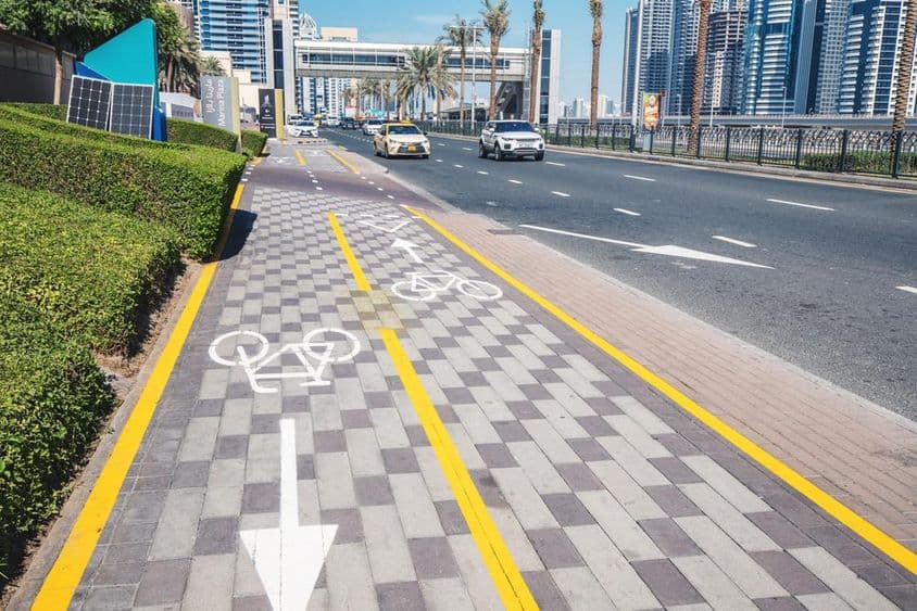 Dubai, Emirados Árabes Unidos: Faixa de ciclovia pintada de branco na calçada.