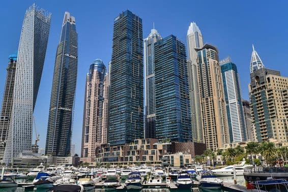 Vista linda dos arranha-céus da Marina de Dubai.