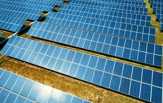 Campo de painéis solares gerando energia limpa.