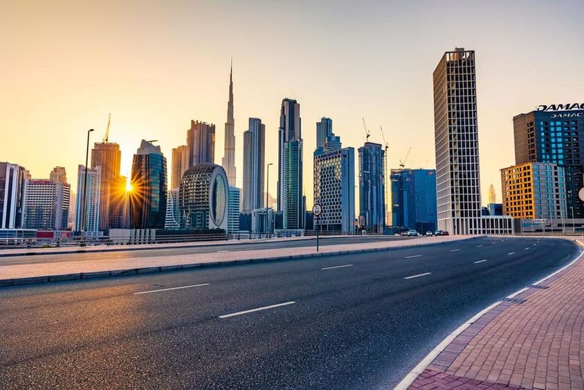 Visão dos arranha-céus de Dubai a partir da Marasi Drive no distrito de Business Bay.