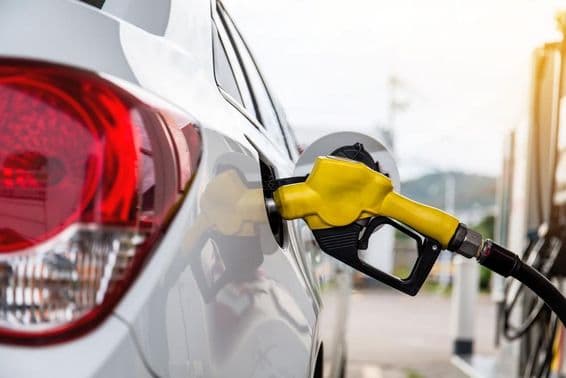 Homem em Dubai abastecendo um carro em um posto de gasolina.