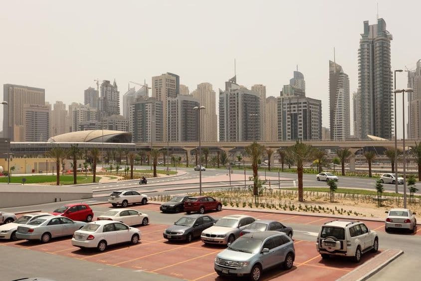 Estacionamento no centro de Dubai.