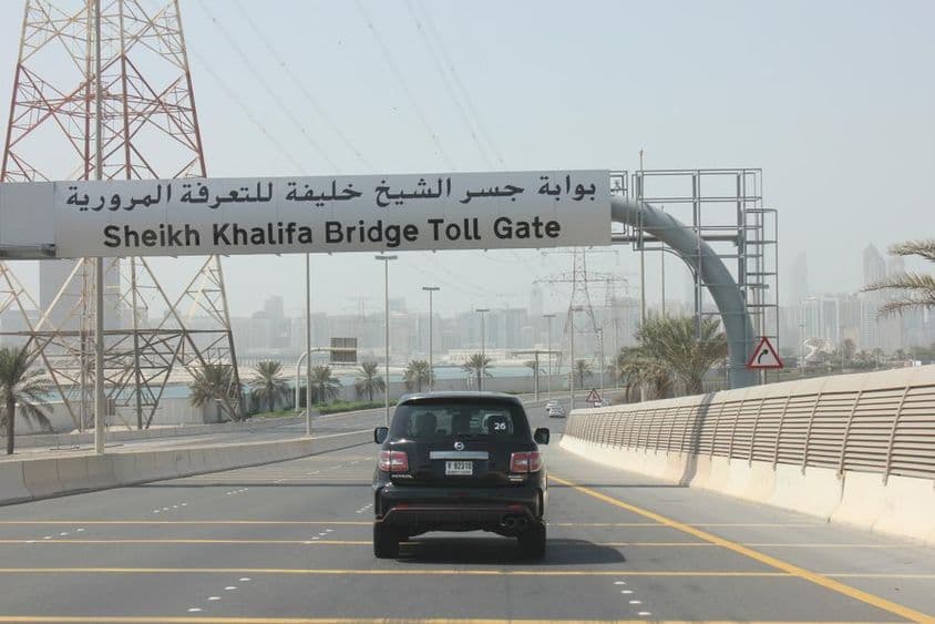 A cobrança de pedágios no Emirado de Abu Dhabi.