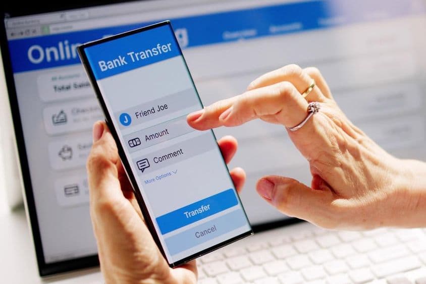Verificando saldo bancário online e transferindo com autenticação em duas etapas.