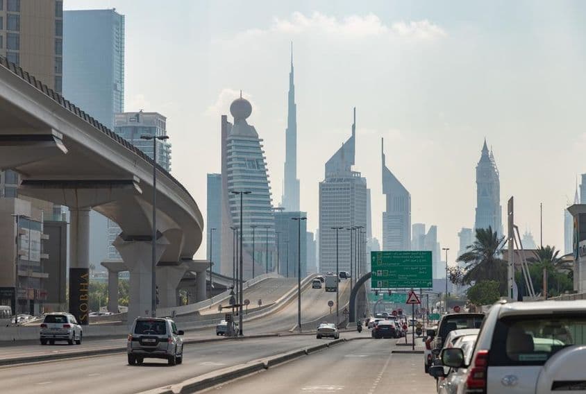 Imagem da Estrada Sheikh Khalifa Bin Zayed com vista para os arranha-céus do distrito do Centro de Comércio.