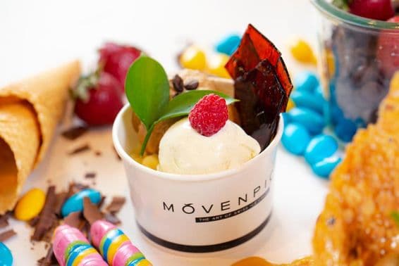 Copo de sorvete de baunilha Movenpick com confeitos.