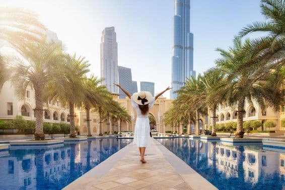 Uma turista caminhando pelas ruas de Dubai, EAU durante as férias.