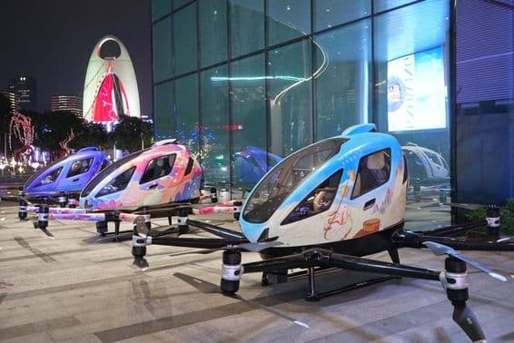 Drones (VANTs) capazes de transportar pessoas, também conhecidos como táxis aéreos.