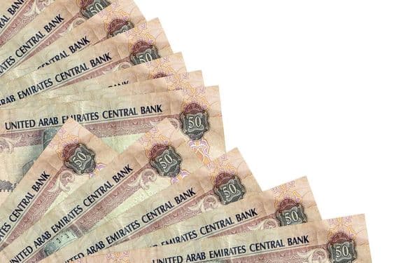 Nota de 50 dirhams dos Emirados Árabes Unidos sobre uma mesa.