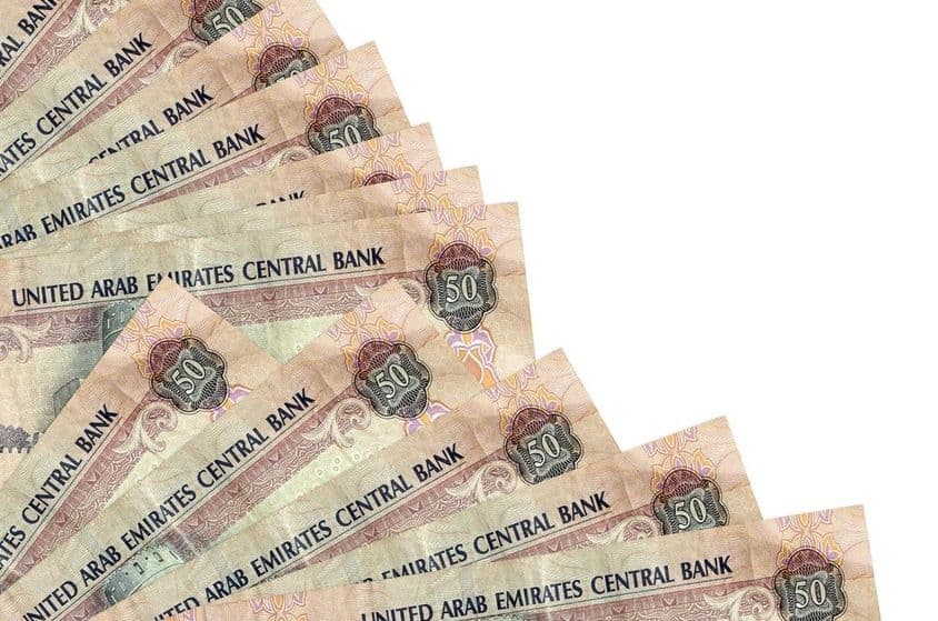 Nota de 50 dirhams dos Emirados Árabes Unidos sobre uma mesa.