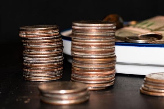 Moedas empilhadas uma em cima da outra.