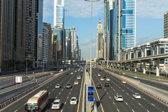 Sheikh Zayed Road em Dubai, Emirados Árabes Unidos.