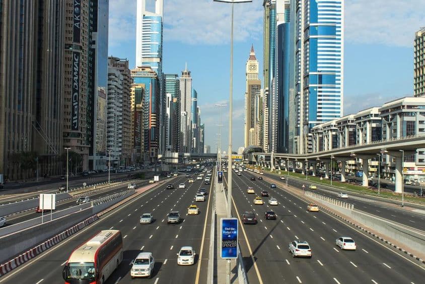 Sheikh Zayed Road em Dubai, Emirados Árabes Unidos.