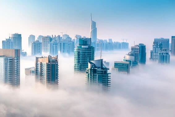 Névoa matinal sobre a Marina de Dubai.