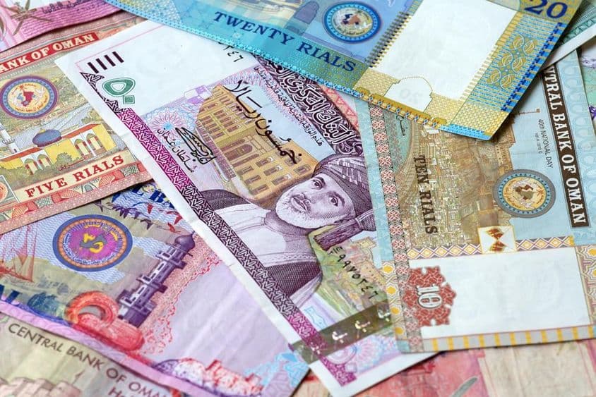 Diferentes notas de rial omanense.