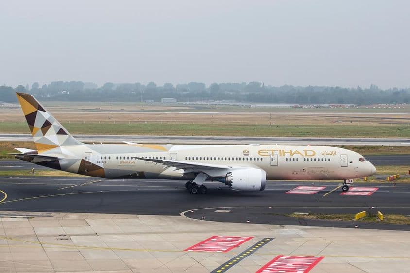 Boeing 787-9 Dreamliner da Etihad Airways (A6-BLX) taxiando antes da partida no Aeroporto de Düsseldorf.