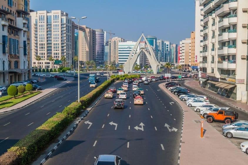 Estrada Al Maktoum e Relógio Deira em Dubai.