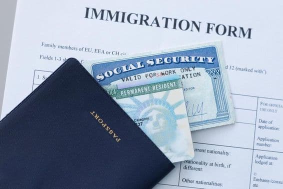 Passaporte dos EUA, cartão de seguridade social e cartão de residência permanente (green card).