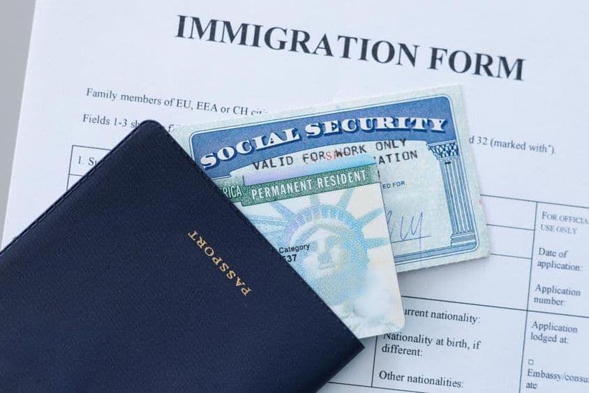 Passaporte dos EUA, cartão de seguridade social e cartão de residência permanente (green card).