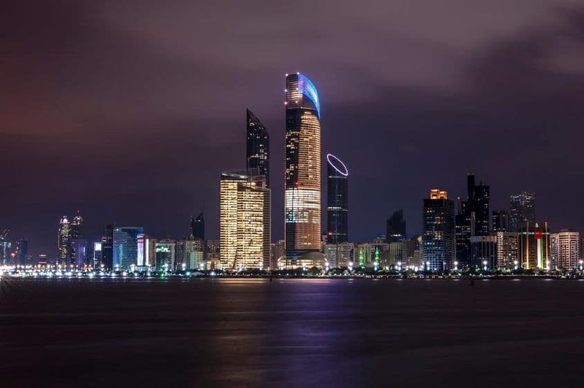 Vista noturna da paisagem urbana de Abu Dhabi, Corniche Abu Dhabi.