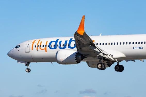Avião Boeing 737-8max da FlyDubai em configuração de pouso.