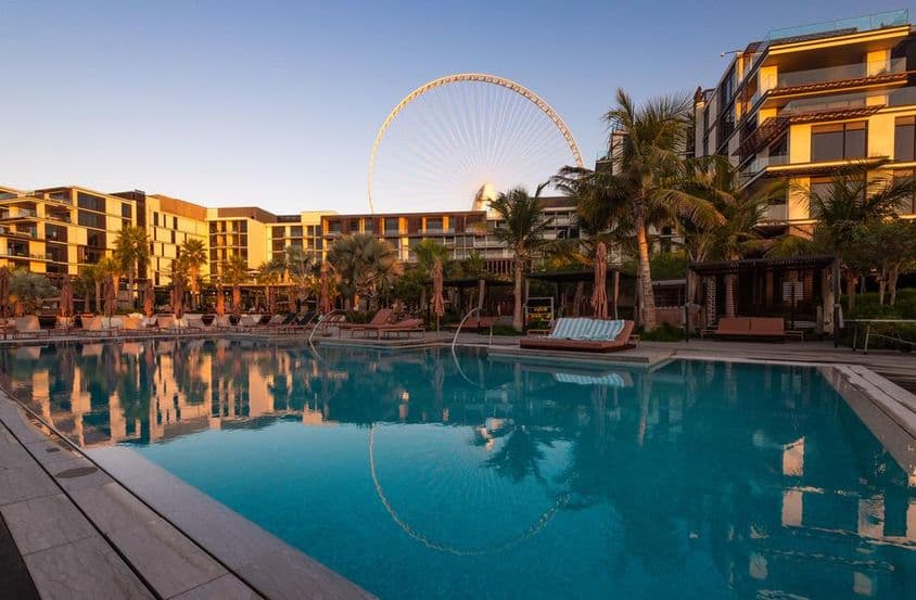 Piscina no Caesars Palace Bluewaters Hotel em Dubai.