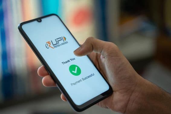 Transferindo dinheiro usando e-RUPI, um e-voucher baseado em código QR ou SMS.