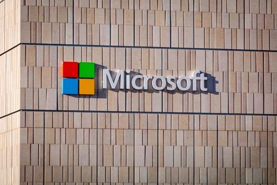 Logotipo da Microsoft em um prédio no Campus do Vale do Silício.
