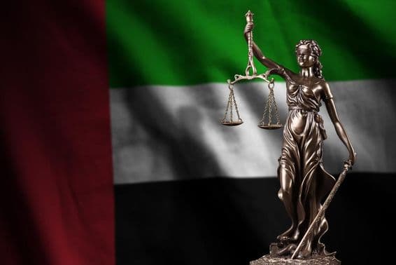 A bandeira dos Emirados Árabes Unidos com uma estátua da Justiça.