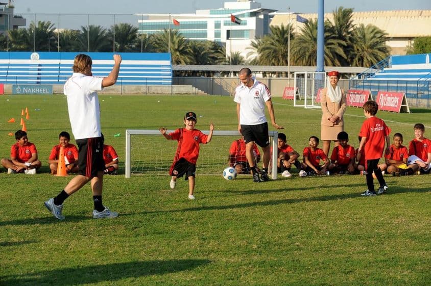 Acampamento de futebol júnior do AC Milan para meninos e meninas em Dubai.