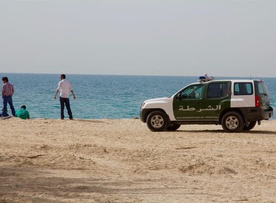 Uma SUV policial na praia de Jumeirah.