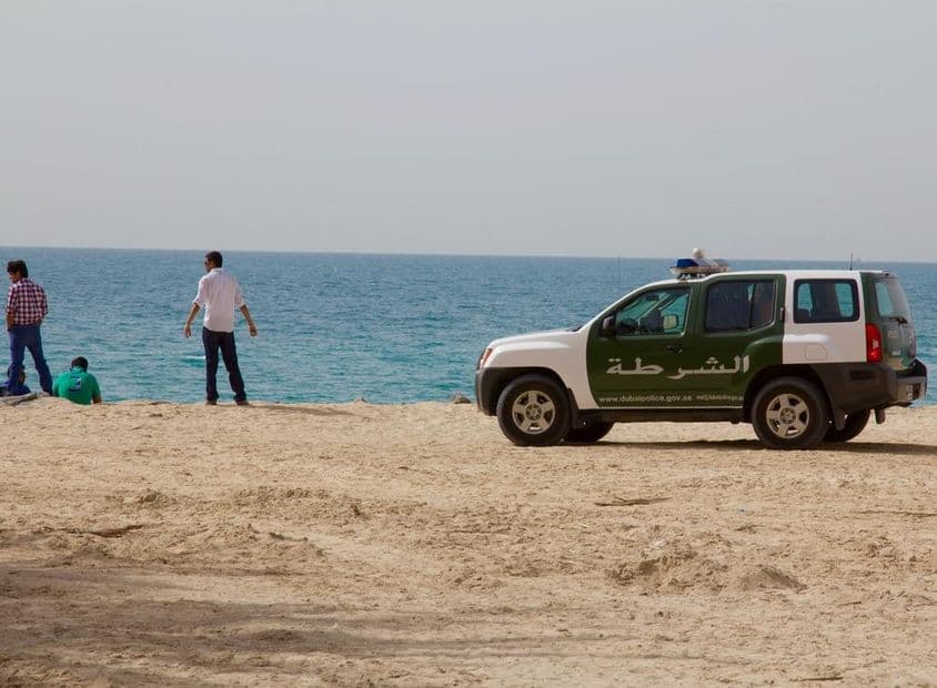 Uma SUV policial na praia de Jumeirah.