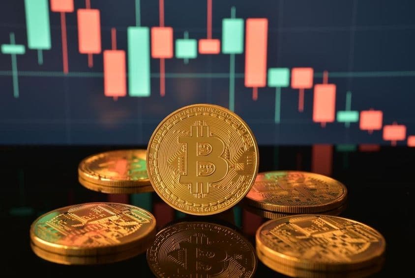Uma pilha de moedas de Bitcoin douradas.