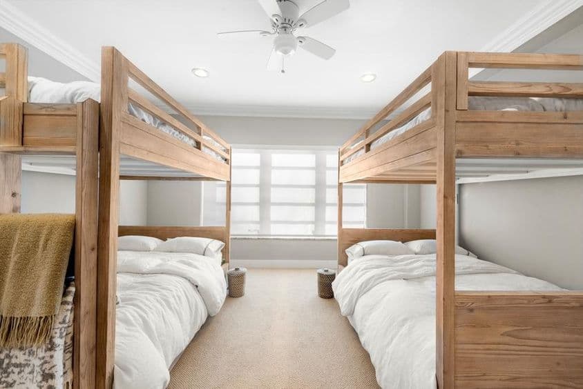 Quarto com beliche.