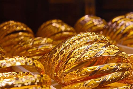 Pulseiras de ouro em uma vitrine de loja de joias.