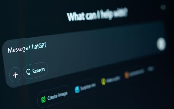 ChatGPT na tela de um laptop.